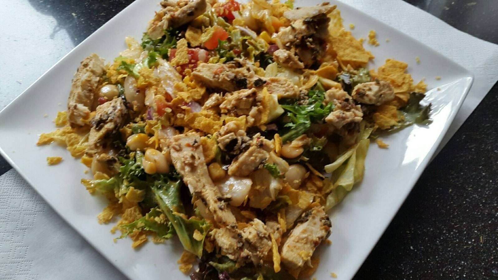 Mexikanischer Salat mit Tortilla Chips