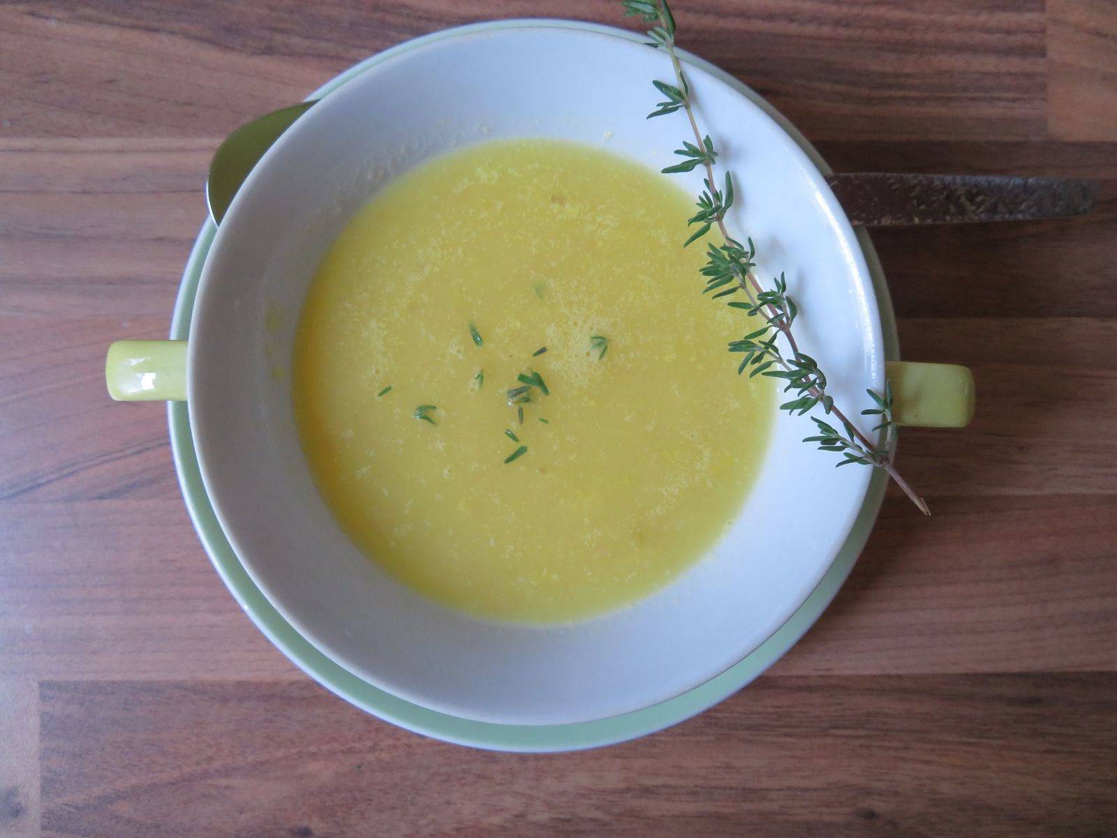 Gelbe Tomatensuppe mit Thymian