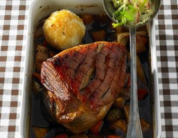 Glasierter Schweinebraten mit Apfel-Kraut-Salat und Thymian-Erdäpfel Glasierter Schweinebraten mit Apfel-Kraut-Salat und Thymian-Erdäpfel