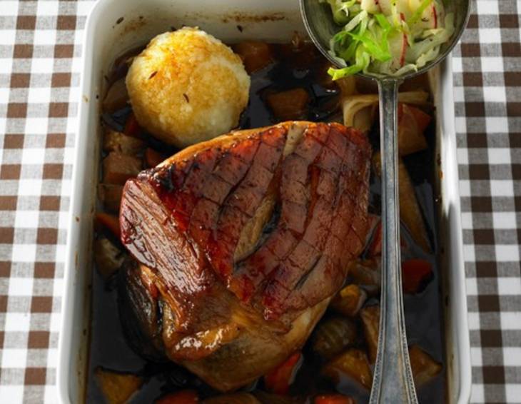 Glasierter Schweinebraten mit Apfel-Kraut-Salat und Thymian-Erdäpfel Glasierter Schweinebraten mit Apfel-Kraut-Salat und Thymian-Erdäpfel