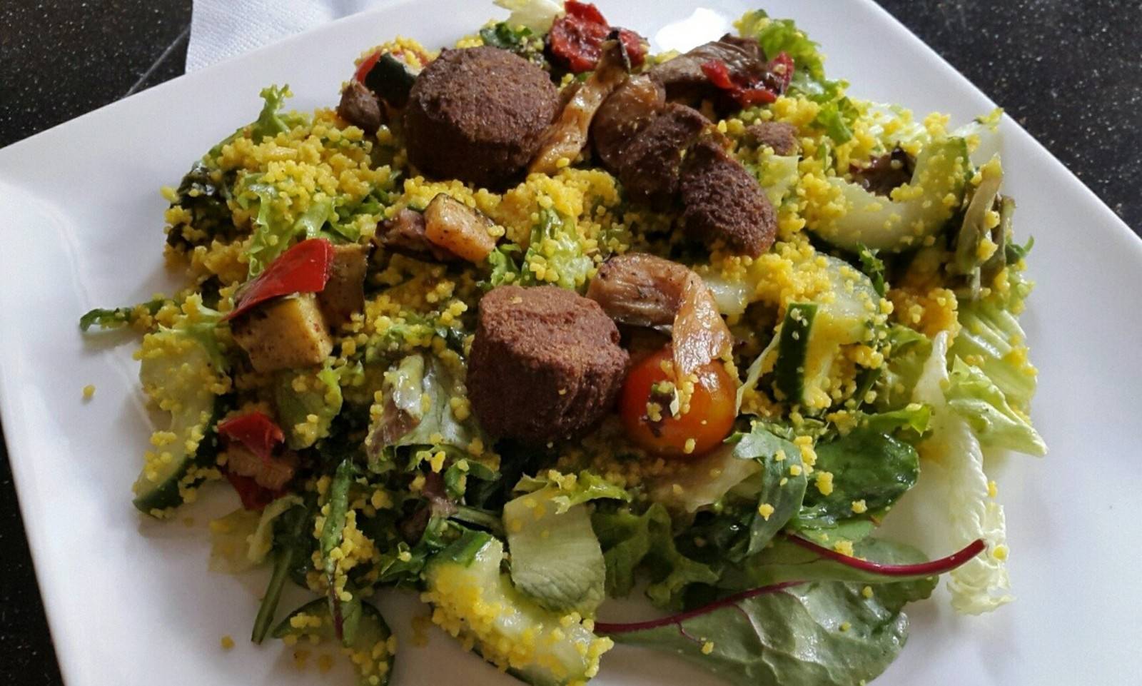 Couscous-Salat mit Falafel