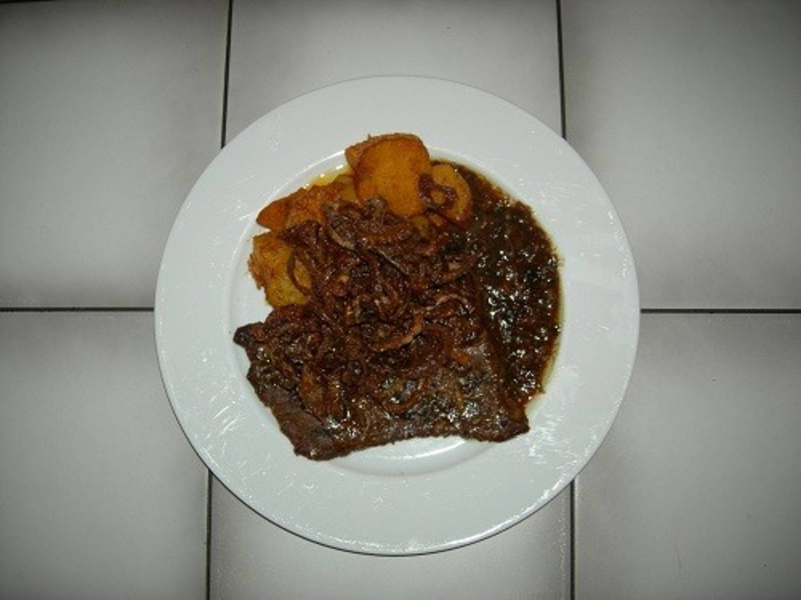 Zwiebelrostbraten mit Bratkartoffeln