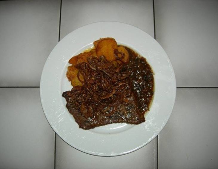 Zwiebelrostbraten mit Bratkartoffeln