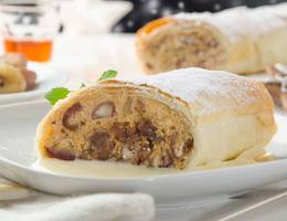 Maroni-Dattelstrudel mit lauwarmer Rumsauce