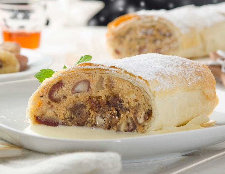 Maroni-Dattelstrudel mit lauwarmer Rumsauce