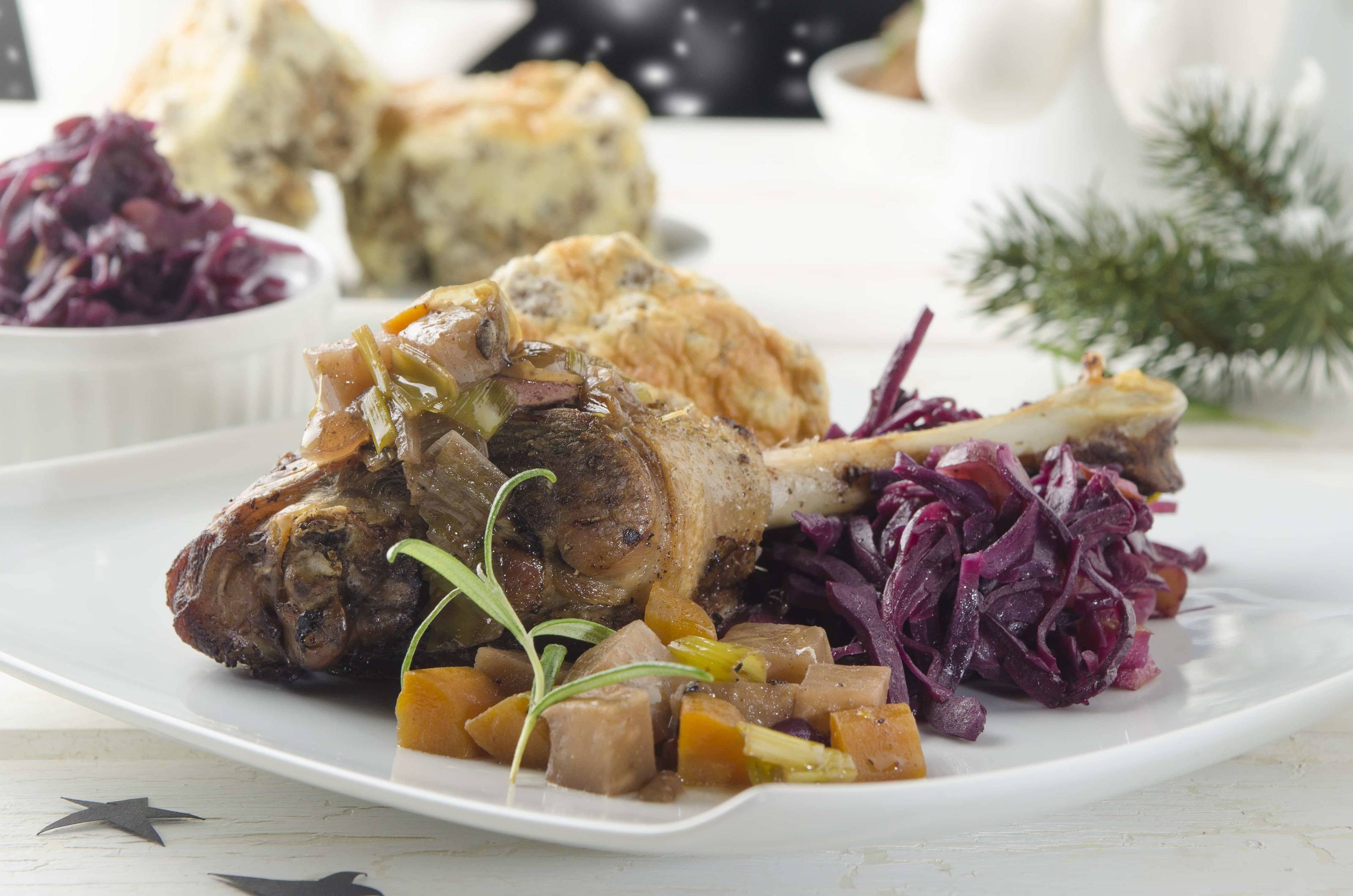 Gänsekeulen mit Maroni-Birnen-Rotkraut und Schwarzbrotsoufflé Rezept