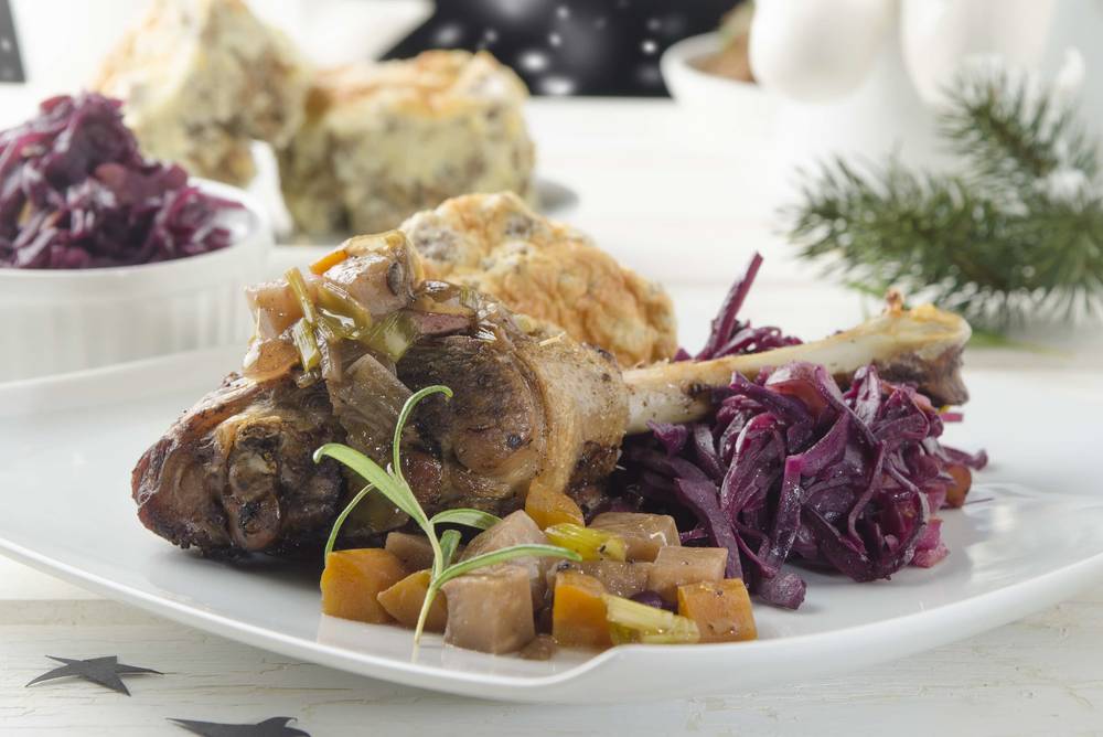 Zart geschmorte Gänsekeulen mit Maroni-Birnen-Rotkraut Rezept Zart geschmorte Gänsekeulen mit Maroni-Birnen-Rotkraut Rezept