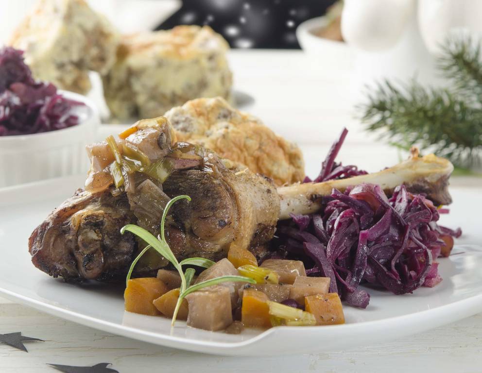 Gänsekeulen mit Maroni-Birnen-Rotkraut und Schwarzbrotsoufflé Gänsekeulen mit Maroni-Birnen-Rotkraut und Schwarzbrotsoufflé