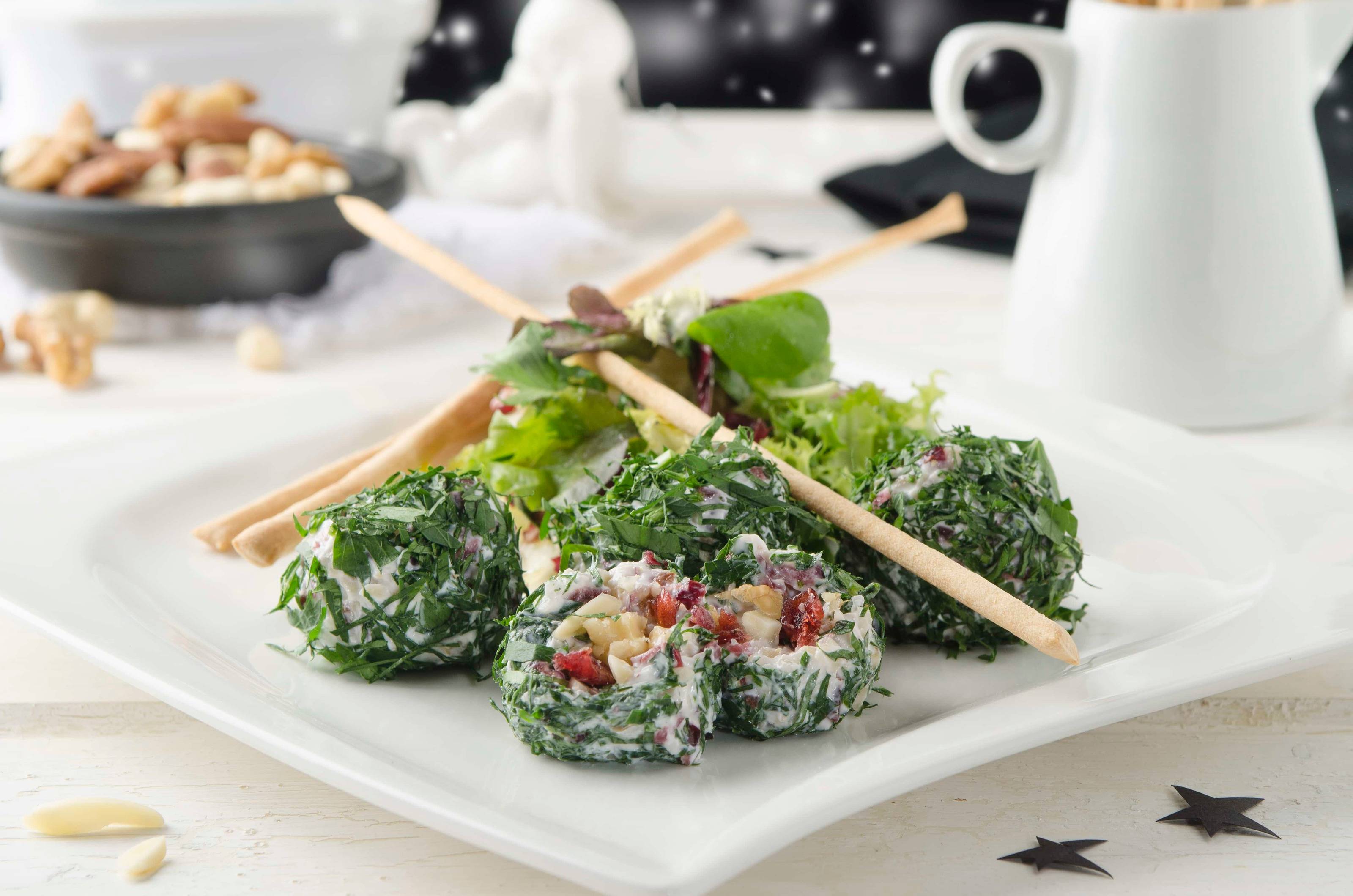 Ziegenfrischkäse-Pralinen auf winterlichen Blattsalaten Rezept