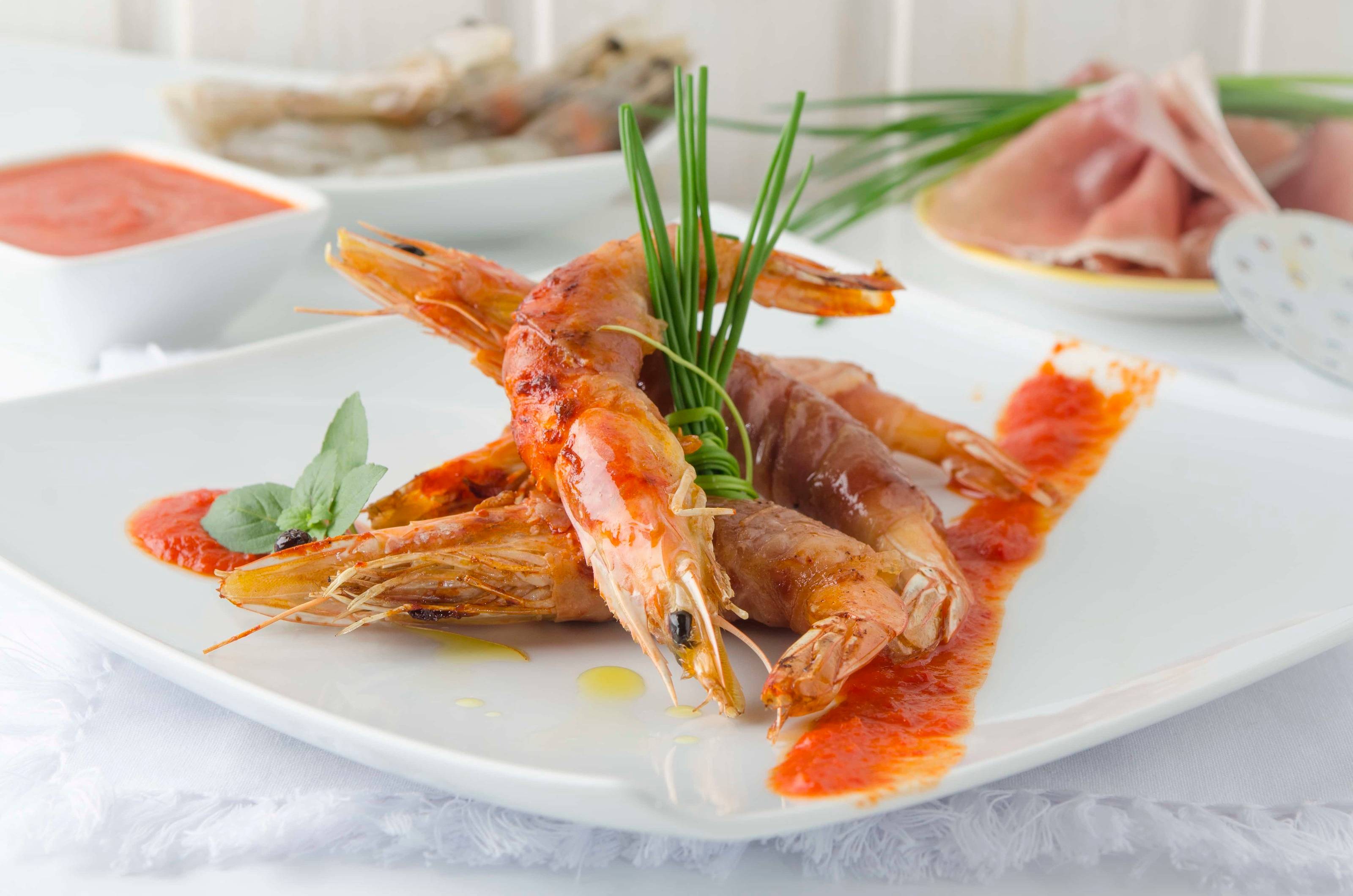 Riesengarnelen in Schinken mit rotem Paprika
