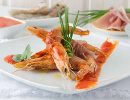 Riesengarnelen in Schinken mit rotem Paprikadip aus der Heißluftfritteuse Riesengarnelen in Schinken mit rotem Paprikadip aus der Heißluftfritteuse