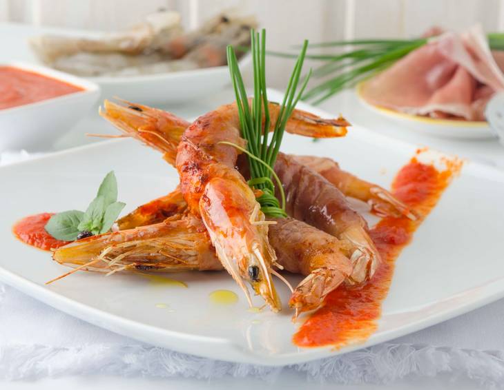 Riesengarnelen in Schinken mit rotem Paprikadip aus der Heißluftfritteuse Riesengarnelen in Schinken mit rotem Paprikadip aus der Heißluftfritteuse