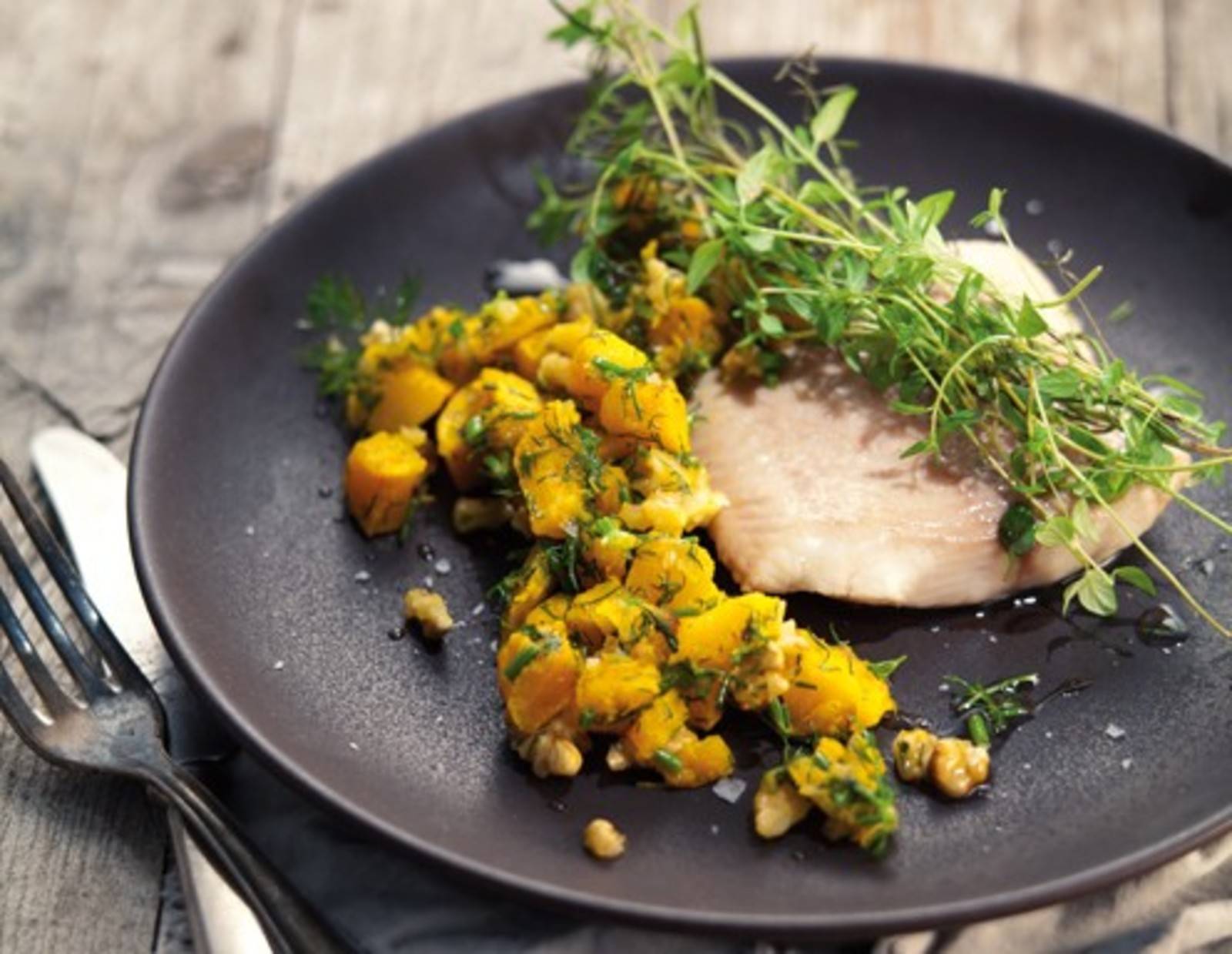Karpfen aus dem Ofen mit Kürbis, Dille und Walnüssen Rezept