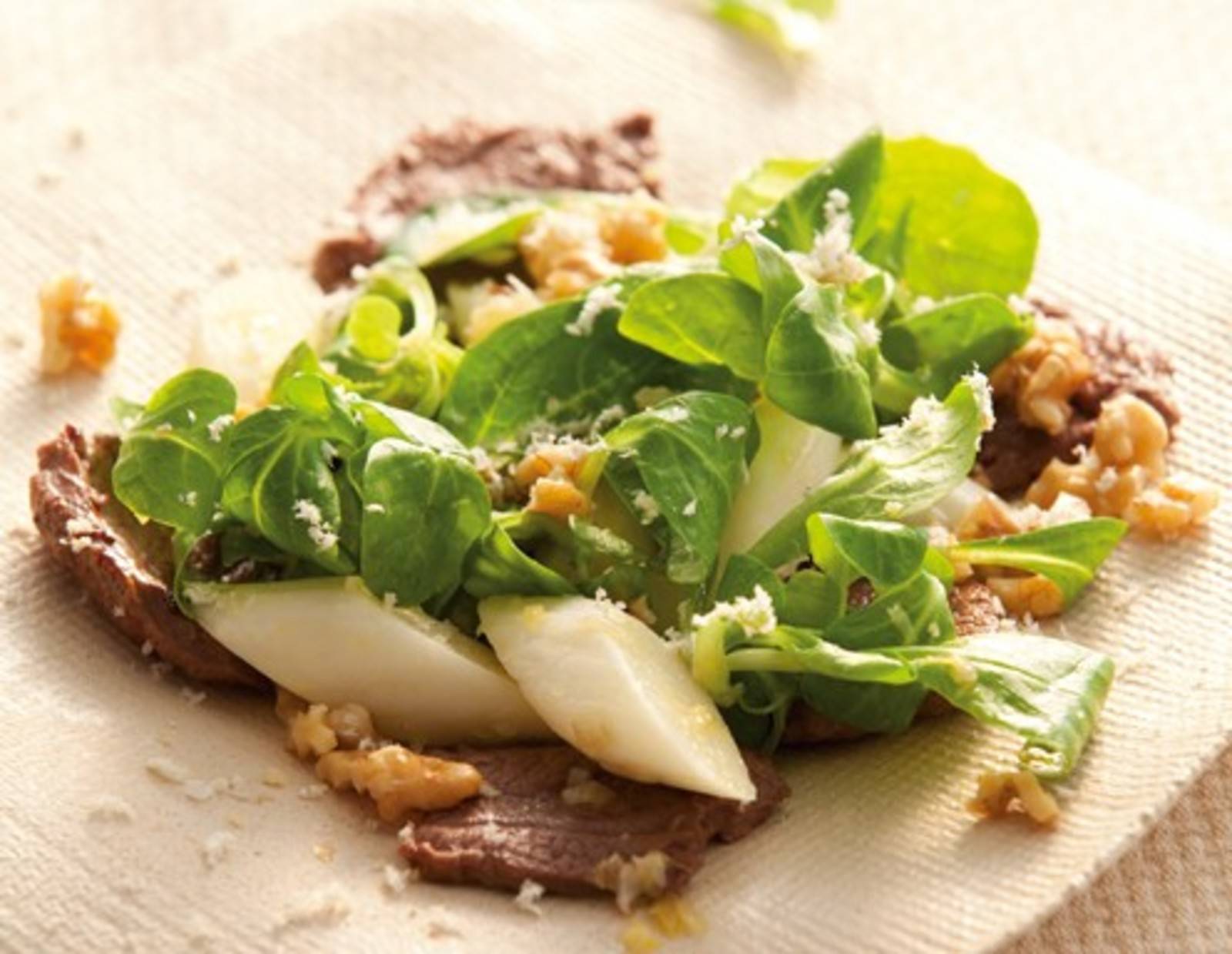 Schwarzwurzel-Vogerlsalat mit Walnüssen und Hirschrücken Rezept