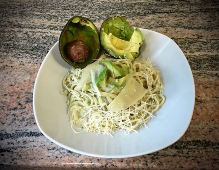 Avocado-Pesto zu Pasta Avocado-Pesto zu Pasta