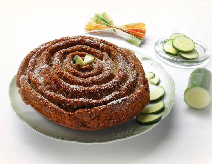 Zucchinikuchen mit Pinienkernen