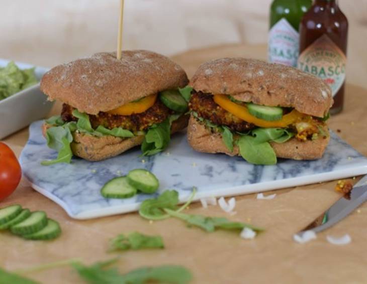 Burger mit Hirse-Couscous-Laibchen und Avocado & TABASCO® Sauce-Dip Burger mit Hirse-Couscous-Laibchen und Avocado & TABASCO® Sauce-Dip