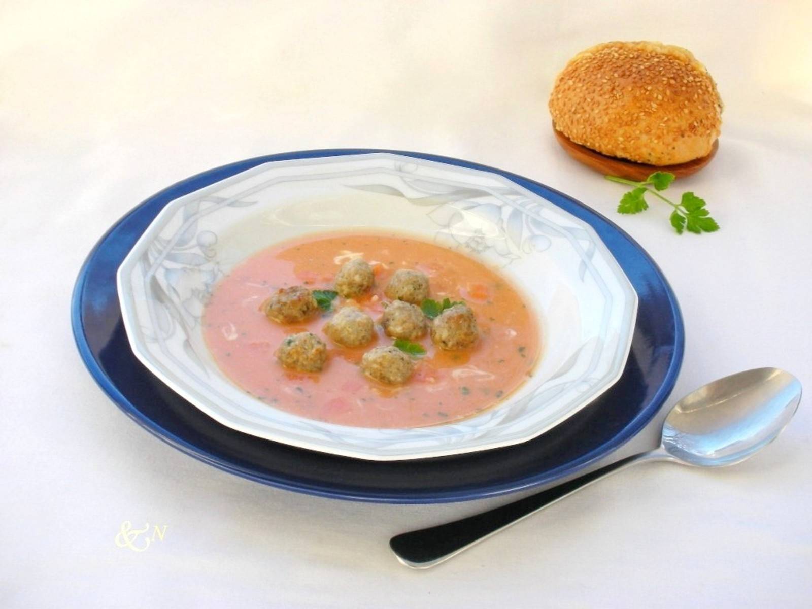 Karottensuppe mit Fleischbällchen