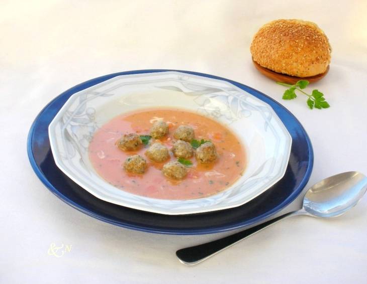 Karottensuppe mit Fleischbällchen Karottensuppe mit Fleischbällchen