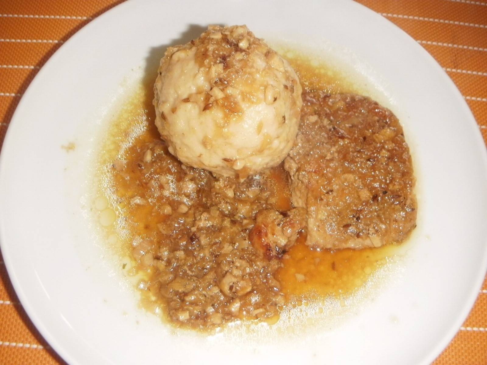 Schweinsbratl mit Knödel