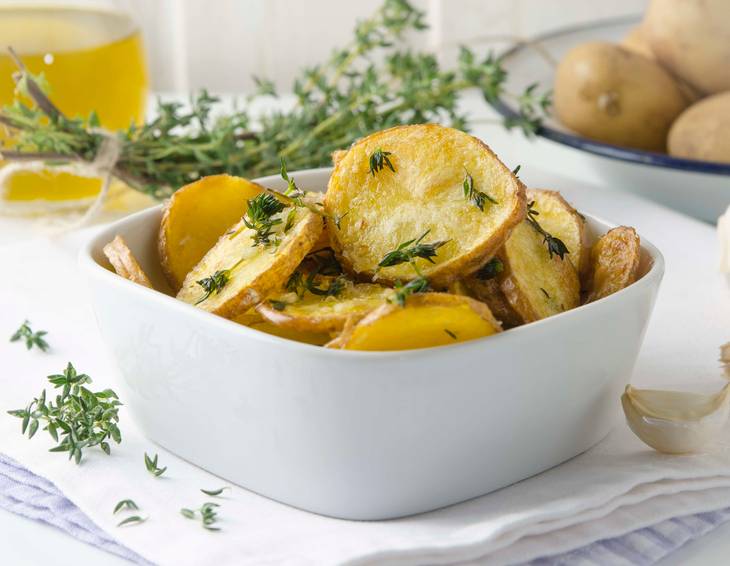 Braterdäpfel mit Knoblauch aus der Heißluftfritteuse Braterdäpfel mit Knoblauch aus der Heißluftfritteuse