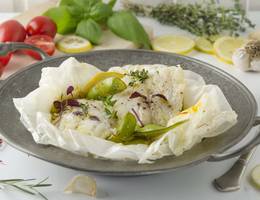 Fischfilet mit Kräutern im Backpapiermantel aus der Heißluftfritteuse Fischfilet mit Kräutern im Backpapiermantel aus der Heißluftfritteuse