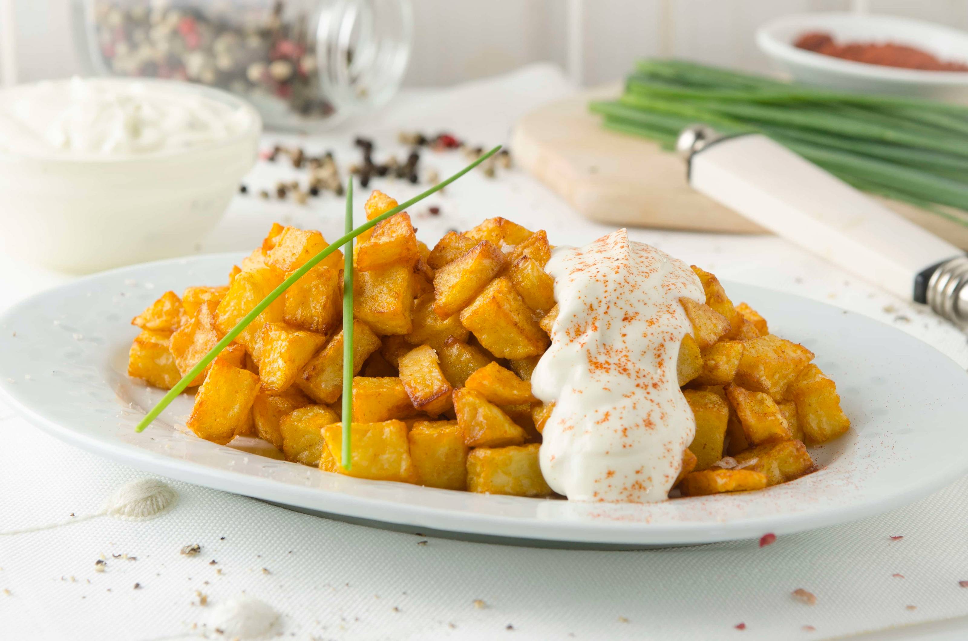 Geröstete Erdäpfel mit Paprikapulver und griechischem Joghurt aus der Heißluftfritteuse Geröstete Erdäpfel mit Paprikapulver und griechischem Joghurt aus der Heißluftfritteuse