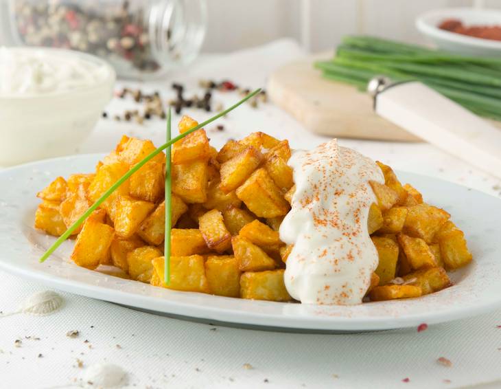 Geröstete Erdäpfel mit Paprikapulver und griechischem Joghurt aus der Heißluftfritteuse Geröstete Erdäpfel mit Paprikapulver und griechischem Joghurt aus der Heißluftfritteuse