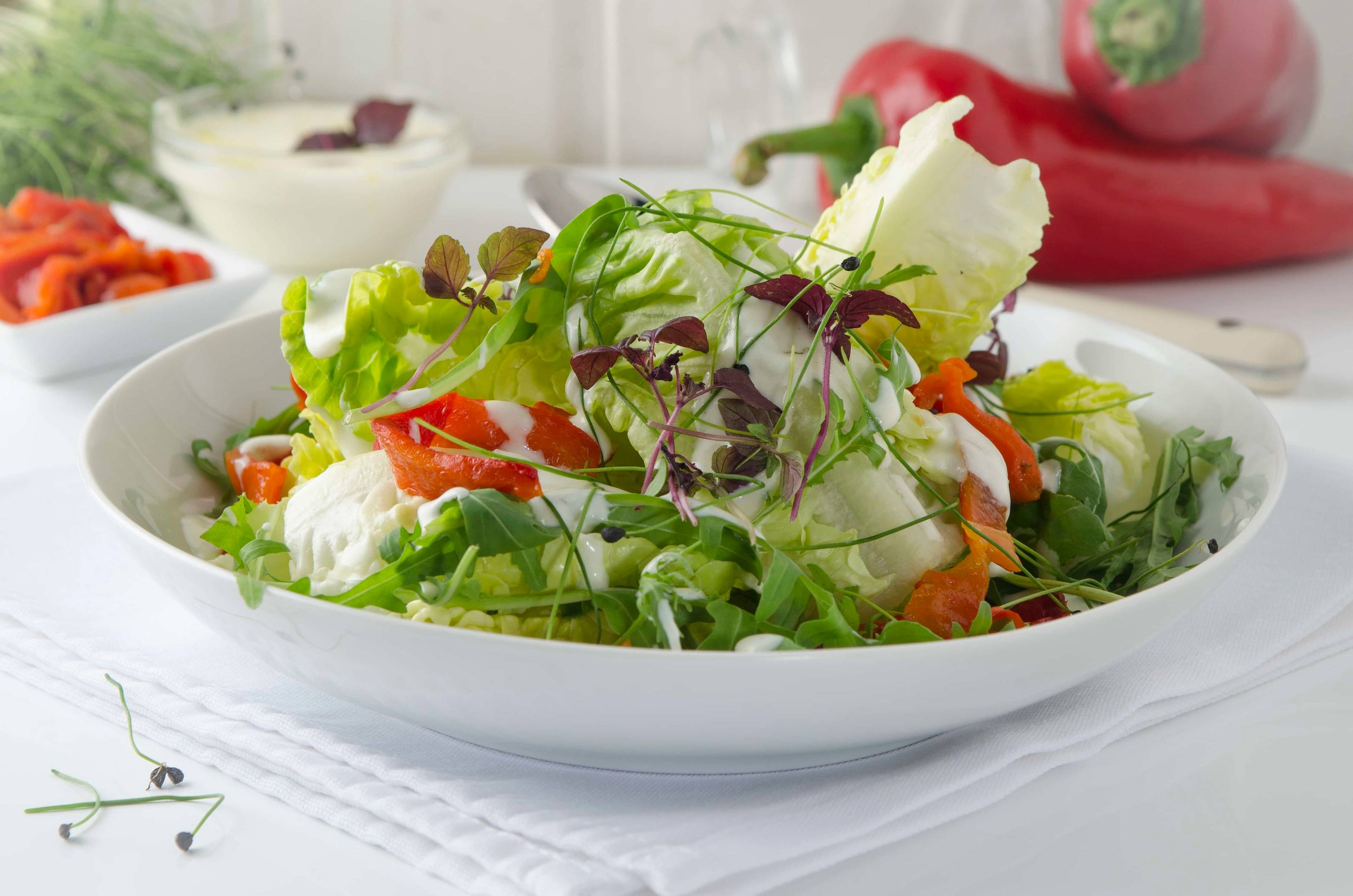 Grüner Salat mit gerösteter Paprika