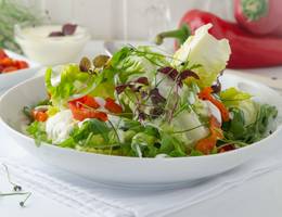 Grüner Salat mit geröstetem Paprika aus der Heißluftfritteuse Grüner Salat mit geröstetem Paprika aus der Heißluftfritteuse