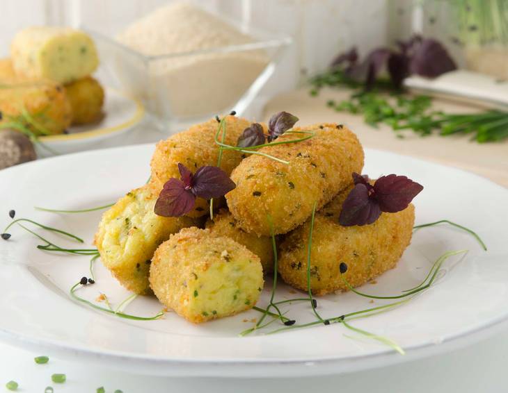 Erdäpfelkroketten mit Parmesankäse aus der Heißluftfritteuse Erdäpfelkroketten mit Parmesankäse aus der Heißluftfritteuse