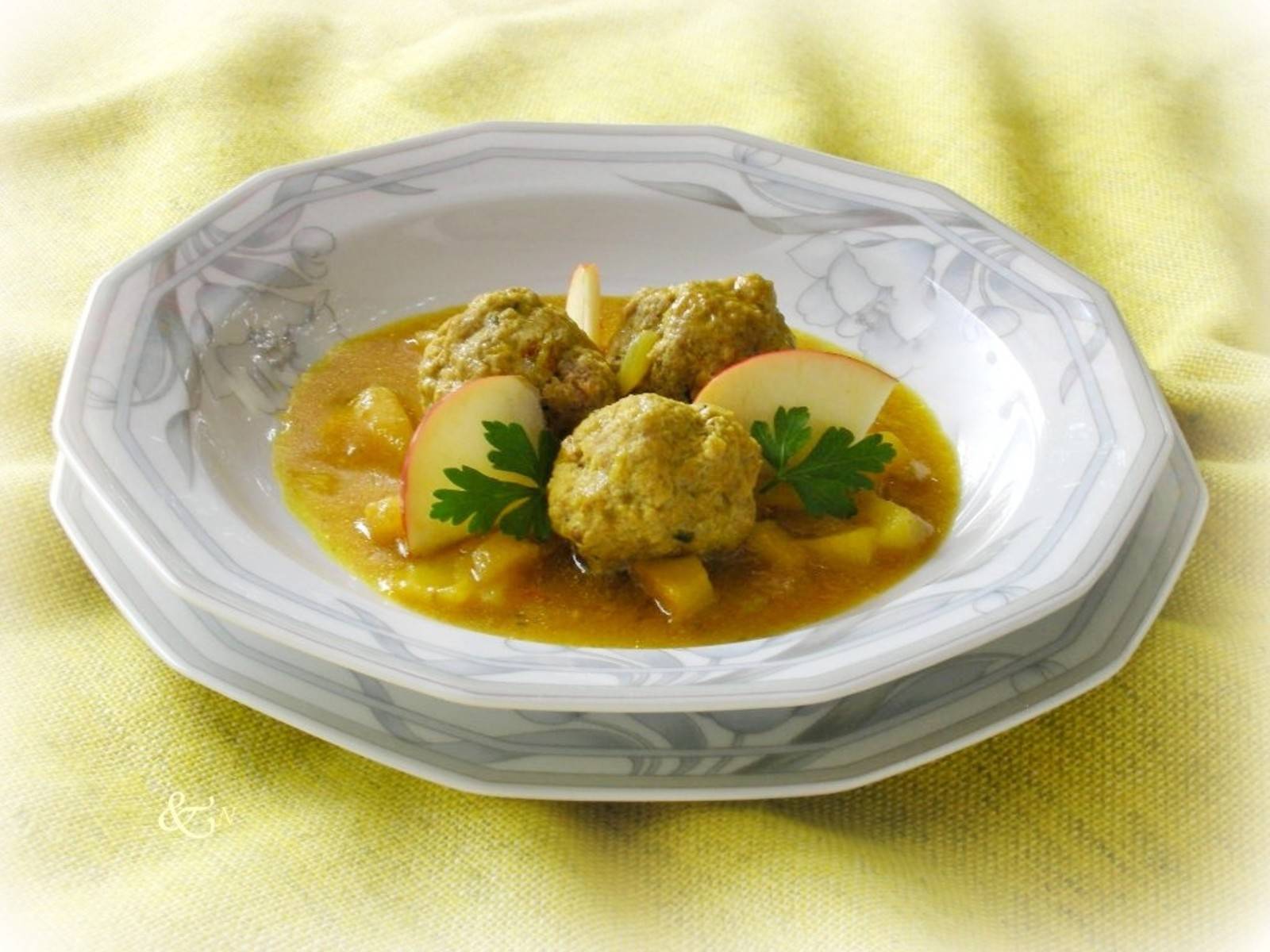 Fleischknödel mit Senf-Rahm-Apfel-Sauce