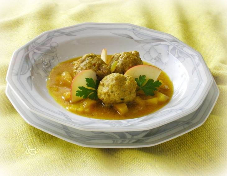 Fleischknödel mit Senf-Rahm-Apfel-Sauce Fleischknödel mit Senf-Rahm-Apfel-Sauce