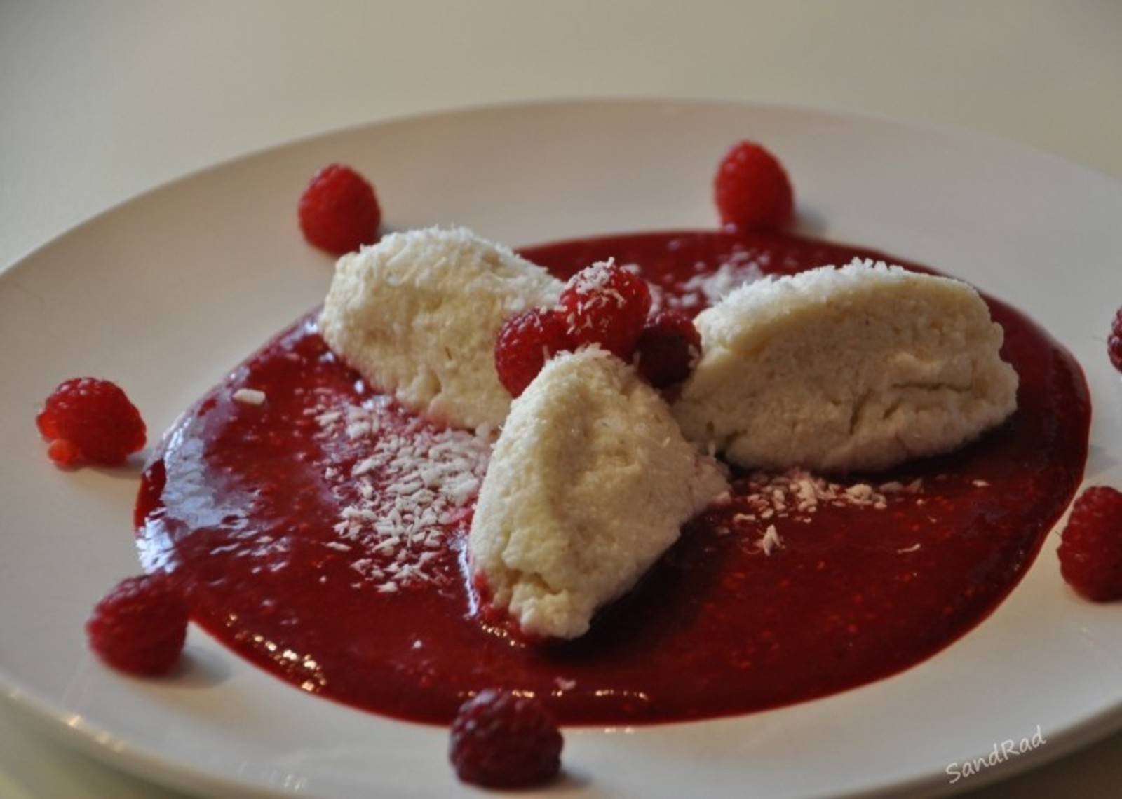 Topfennocken mit Kokos auf Himbeerspiegel Rezept - ichkoche.at Topfennocken mit Kokos auf Himbeerspiegel Rezept - ichkoche.at