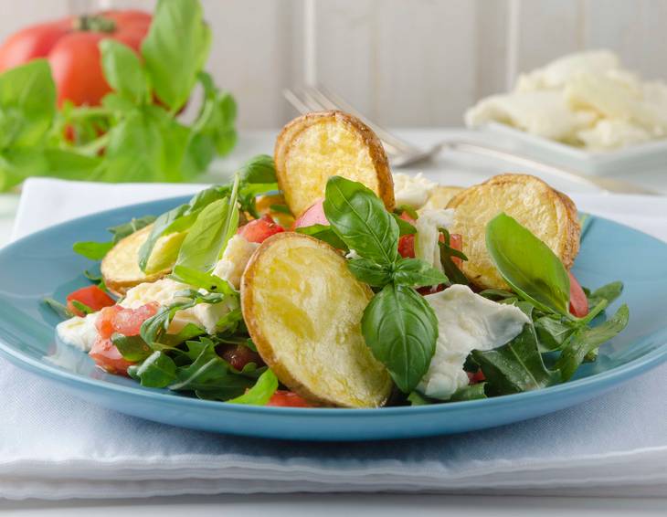 Caprese-Salat mit Braterdäpfeln aus der Heißluftfritteuse Caprese-Salat mit Braterdäpfeln aus der Heißluftfritteuse