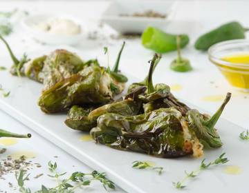 Mini-Paprika mit Ziegenkäse aus der Heißluftfritteuse Mini-Paprika mit Ziegenkäse aus der Heißluftfritteuse