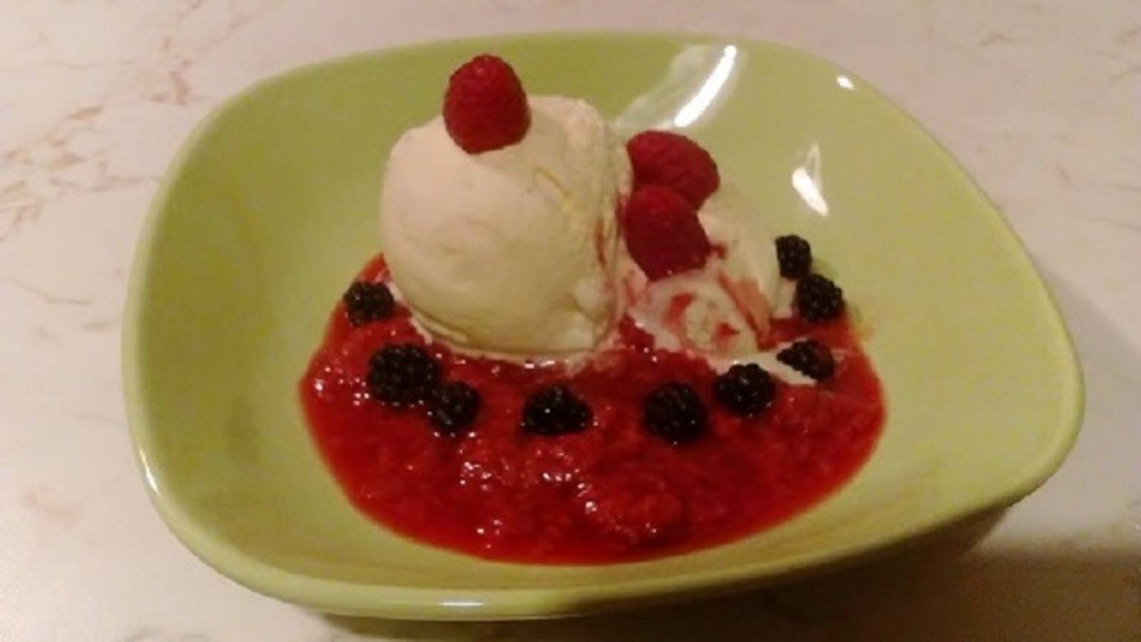 Vanilleeis mit Beeren Rezept - ichkoche.ch Vanilleeis mit Beeren Rezept - ichkoche.ch