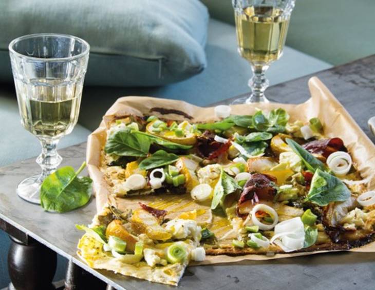 Flammkuchen mit karamellisierten Birnen, Blattspinat und Ziegenfrischkäse