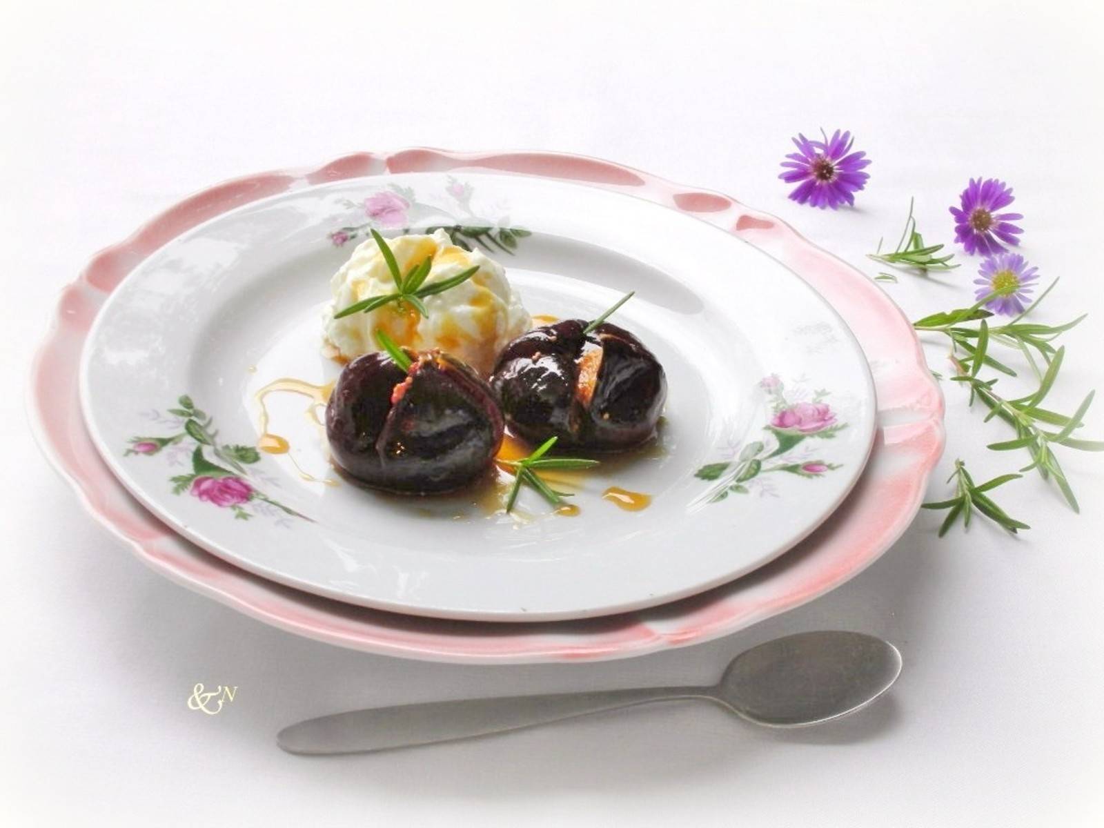 Frische Feigen in Rosmarin Sirup Rezept - ichkoche.de Frische Feigen in Rosmarin Sirup Rezept - ichkoche.de