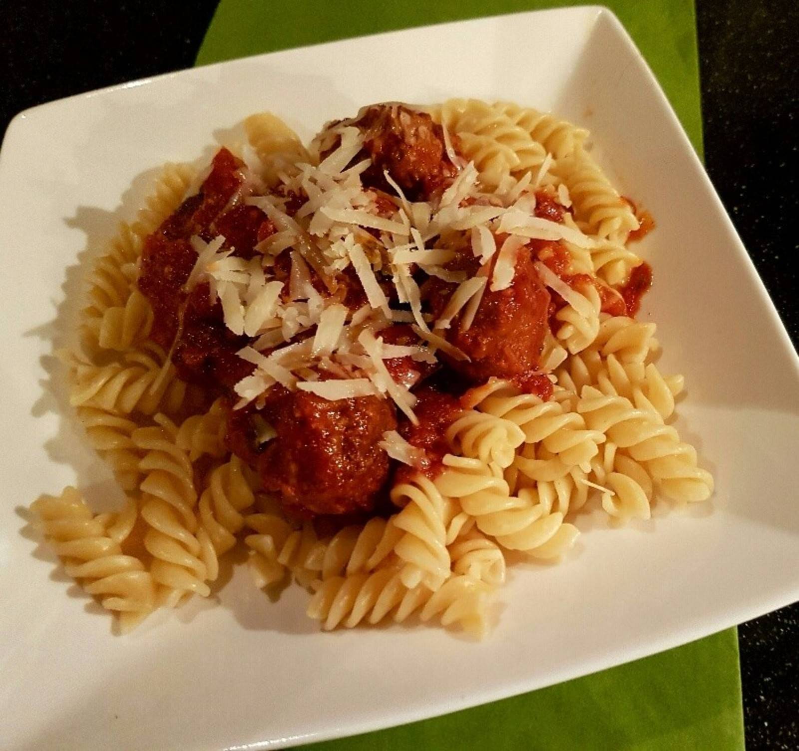 Faschierte Bällchen in Tomatensauce