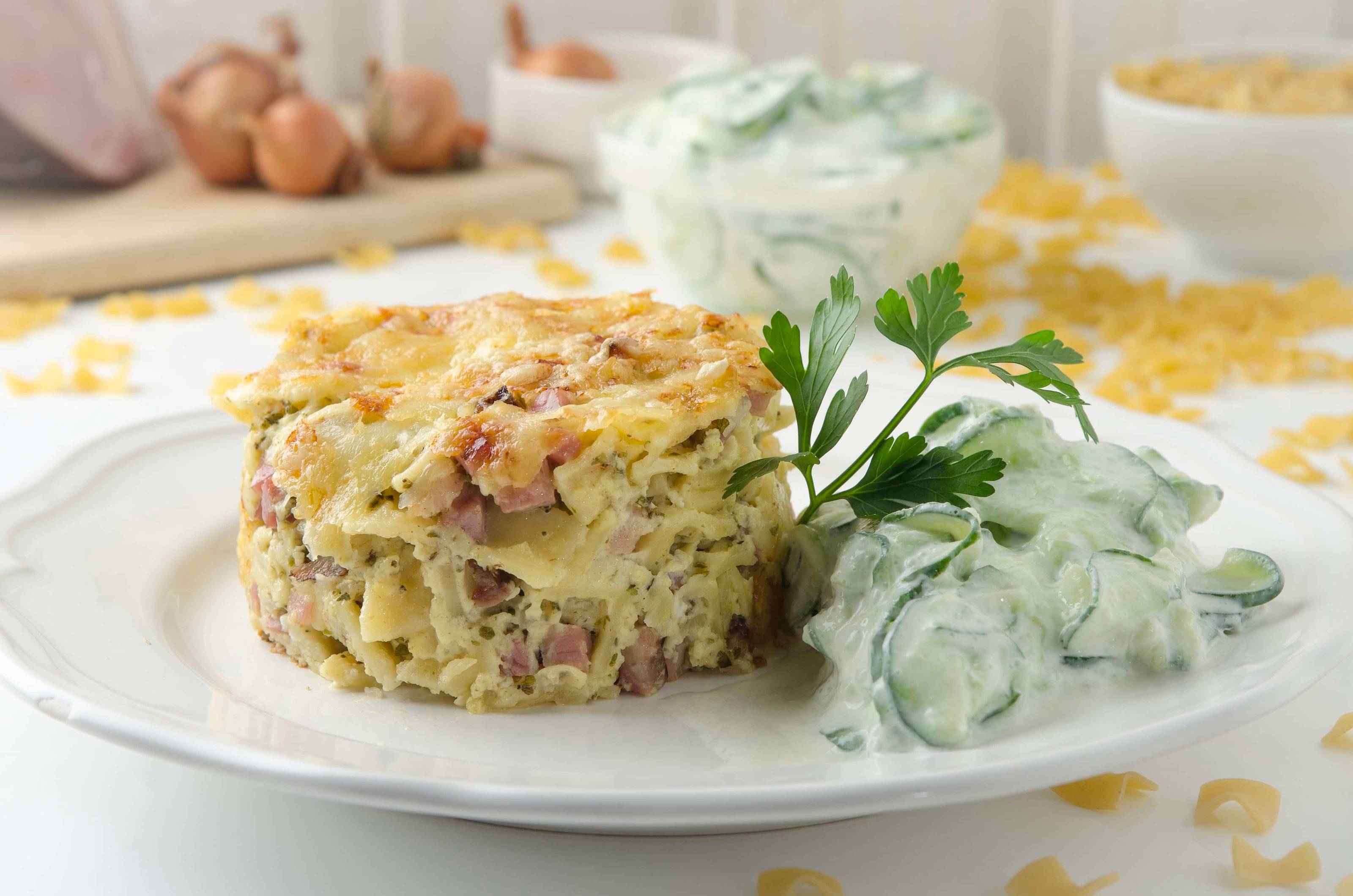 Überbackene Schinkenfleckerl mit Rahmgurkensalat aus der Heißluftfritteuse