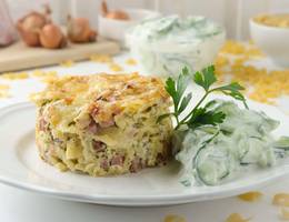 Überbackene Schinkenfleckerl mit Rahmgurkensalat aus der Heißluftfritteuse Überbackene Schinkenfleckerl mit Rahmgurkensalat aus der Heißluftfritteuse