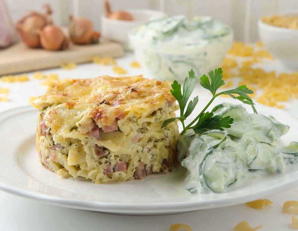 Überbackene Schinkenfleckerl mit Rahmgurkensalat aus der Heißluftfritteuse