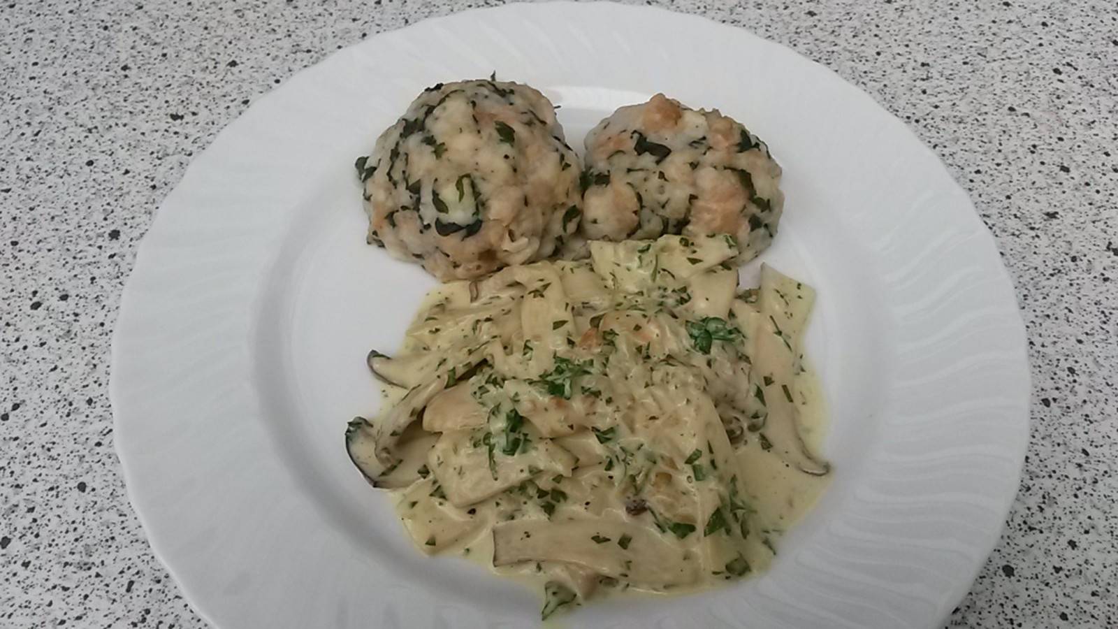 Spinatknödel mit Schwammerlsauce (Vegan) Rezept - ichkoche.de Spinatknödel mit Schwammerlsauce (Vegan) Rezept - ichkoche.de