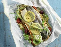 Bachforelle im Pergament mit Frischkäsedip Bachforelle im Pergament mit Frischkäsedip