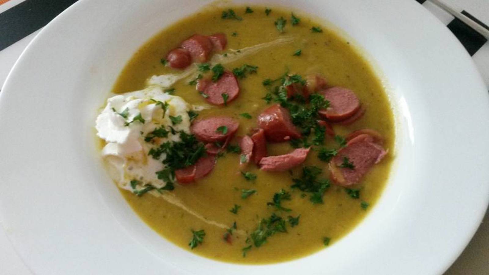 Traditionelle Erbsensuppe mit Schwarzbrot und Speck Rezept - ichkoche.ch