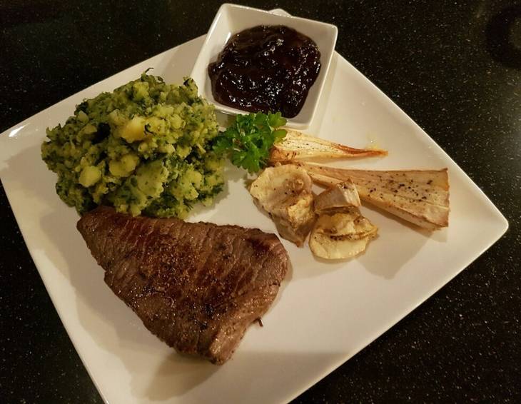 Hirschsteaks mit Waldbeerenkompott und Brokkoli-Spinat-Stampf Hirschsteaks mit Waldbeerenkompott und Brokkoli-Spinat-Stampf