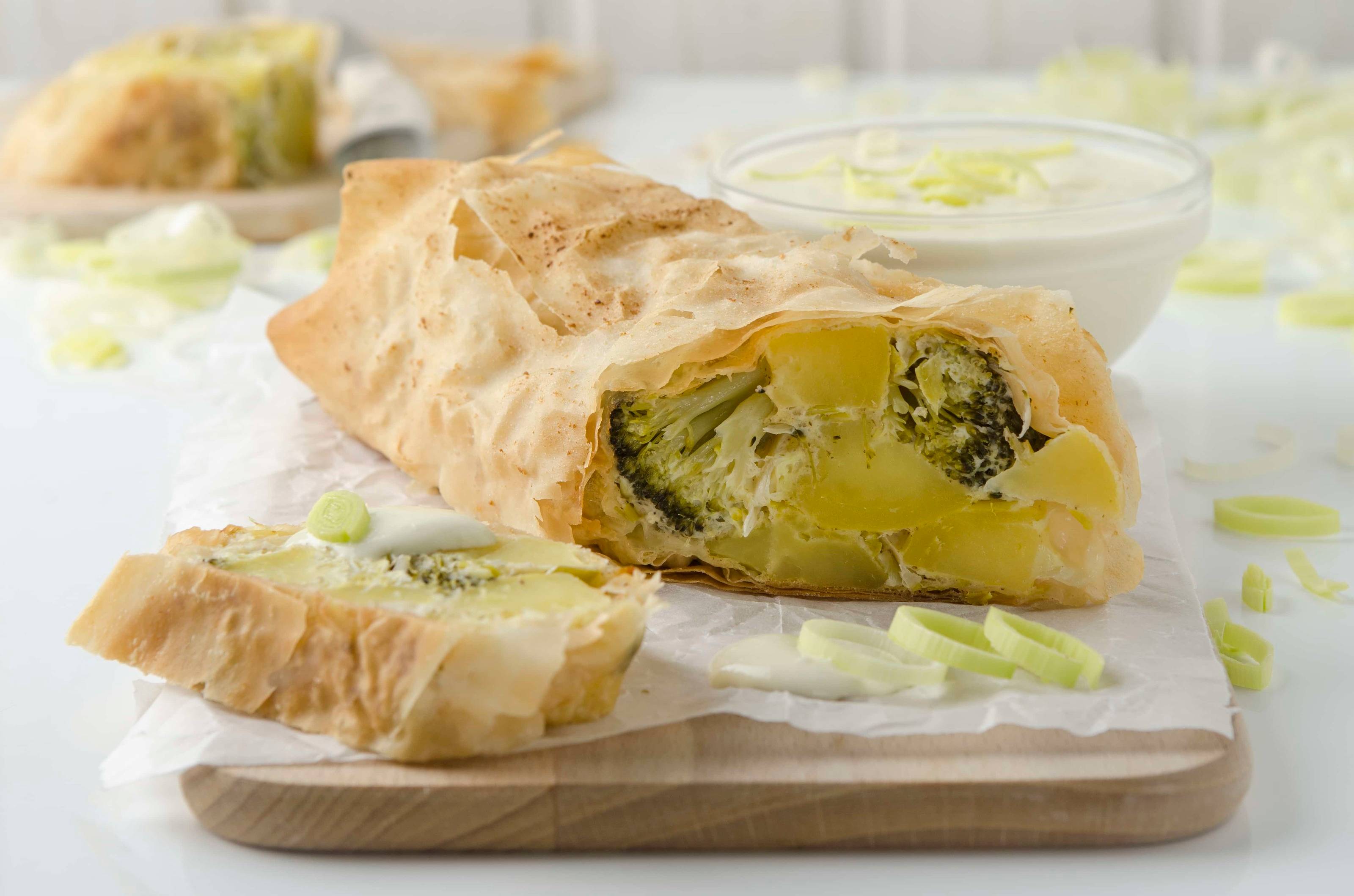 Broccoli-Lauchstrudel mit Schafkäsesauce