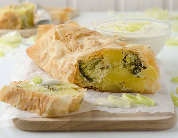 Brokkoli-Lauchstrudel mit Schafkäsesauce aus der Heißluftfritteuse Brokkoli-Lauchstrudel mit Schafkäsesauce aus der Heißluftfritteuse