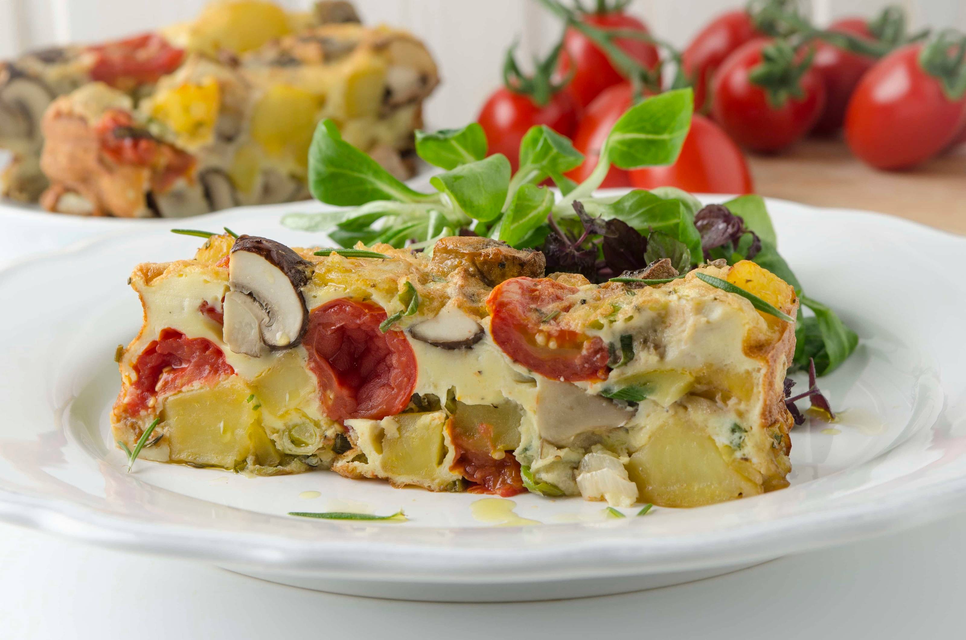 Erdäpfel-Pilzfrittata mit geschmolzenen Kirschtomaten